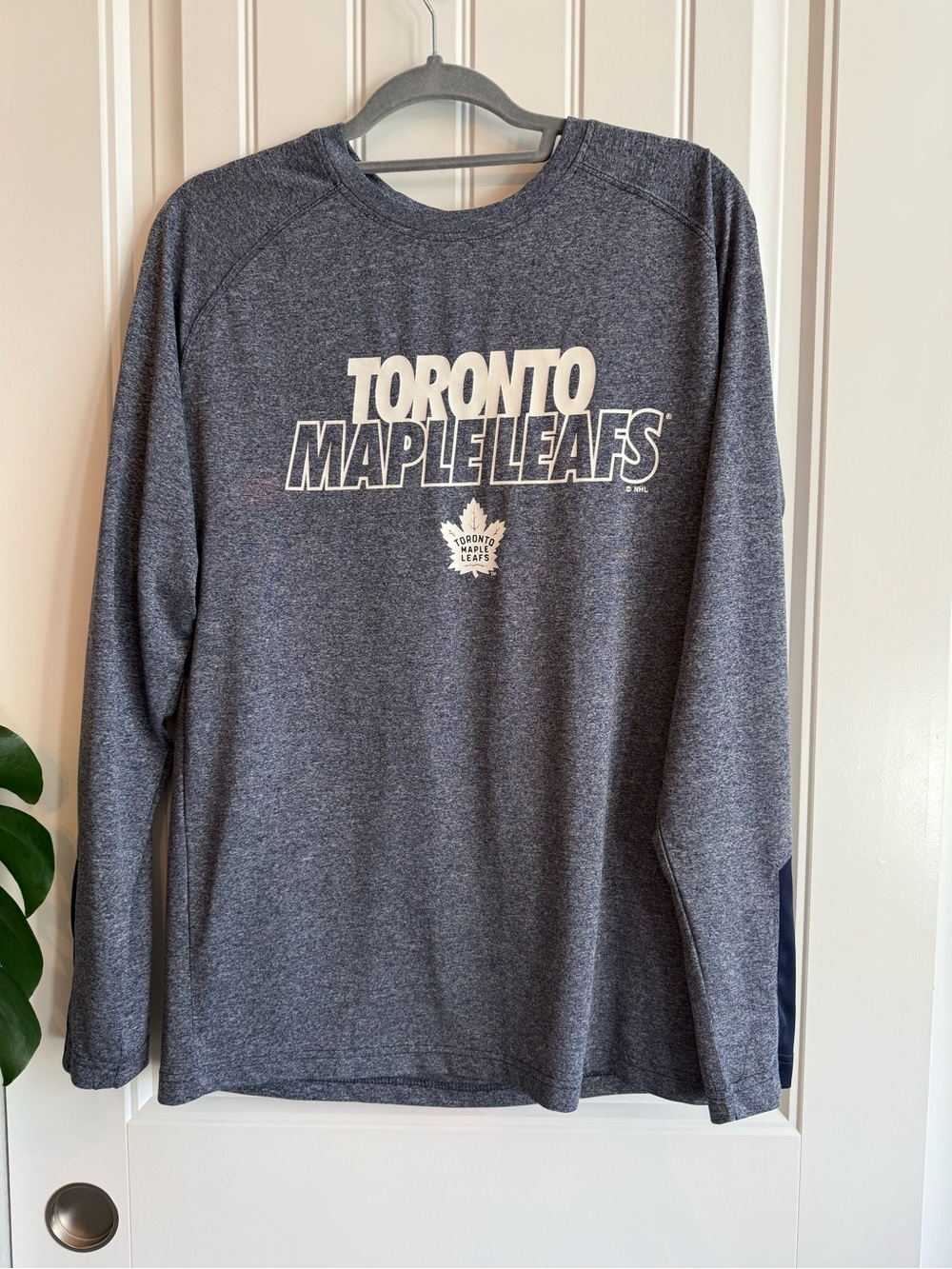 Official NHL Toronto Maple Leafs Long Sleeve Performance Shirt Mens Medium